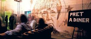 In Stein gemeißelt worden ist das Antlitz von Kanzlerin Merkel in der Alten Münze von Street-Art-Künstler Vihls. Am Freitag eröffnet in der ehemaligen Prägeanstalt das Restaurant Pret A Diner, das seinen Gästen eine Mischung aus Kunst und Kulinarik bieten will. Foto: dapd