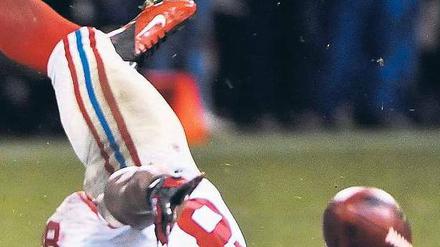 Auf den Kopf gestellt. Victor Cruz und die New York Giants haben überraschend den Super Bowl erreicht.