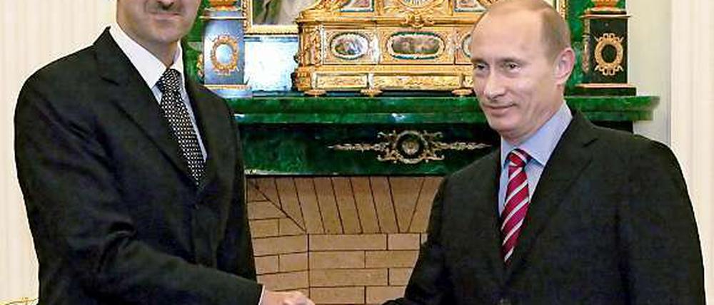 Handreichung. Der syrische Machthaber Baschar al Assad zu Besuch im Kreml, ein Bild aus dem Jahr 2006.