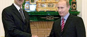 Handreichung. Der syrische Machthaber Baschar al Assad zu Besuch im Kreml, ein Bild aus dem Jahr 2006.