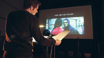 Präzisionsarbeit vor der Leinwand: Ein Sprecher in einem Filmtonstudio der Berliner Synchron in Lankwitz. 