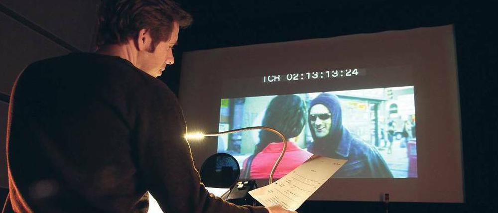 Präzisionsarbeit vor der Leinwand: Ein Sprecher in einem Filmtonstudio der Berliner Synchron in Lankwitz. 