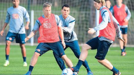 Am Ball, zumindest im Training. Peter Niemeyer (r.) kämpft um seinen Platz.