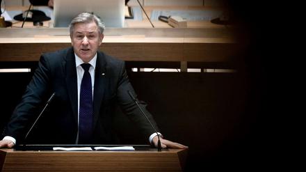 Als ihn ein Mitglied der Piratenpartei unterbrach konterte Wowereit: "Ich dachte immer, sie hacken da nur in ihre Laptops rein. Aber jetzt sind sie genauso munter wie die FDP früher."