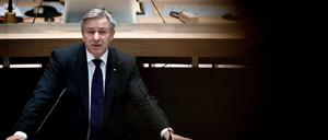 Als ihn ein Mitglied der Piratenpartei unterbrach konterte Wowereit: "Ich dachte immer, sie hacken da nur in ihre Laptops rein. Aber jetzt sind sie genauso munter wie die FDP früher."