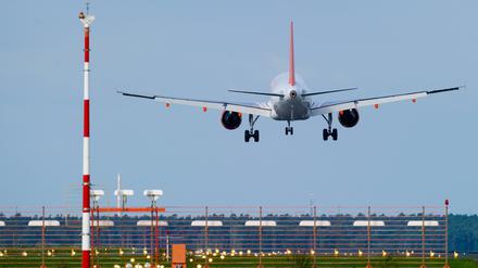 Krachmacher: Ein Flugzeug hebt vom Flughafen Schönefeld ab.