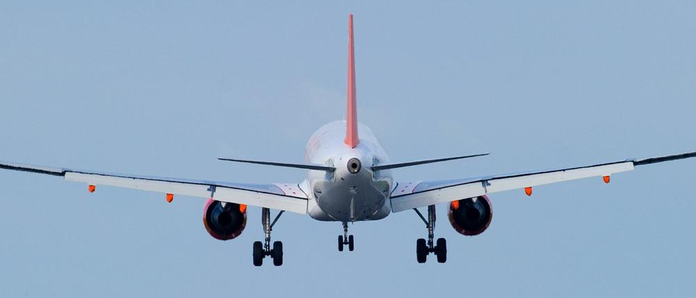 Krachmacher: Ein Flugzeug hebt vom Flughafen Schönefeld ab.