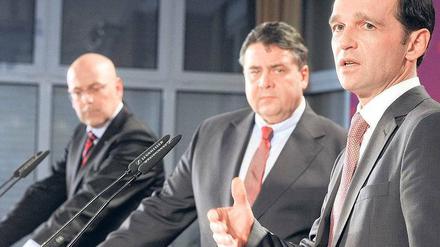 Über die Länder. Der SPD-Vorsitzende Sigmar Gabriel am Montag in Potsdam gemeinsam mit den Spitzenkandidaten bei den anstehenden Landtagswahlen im Saarland, Heiko Maas (rechts), und Schleswig-Holstein, Torsten Albig (links). 