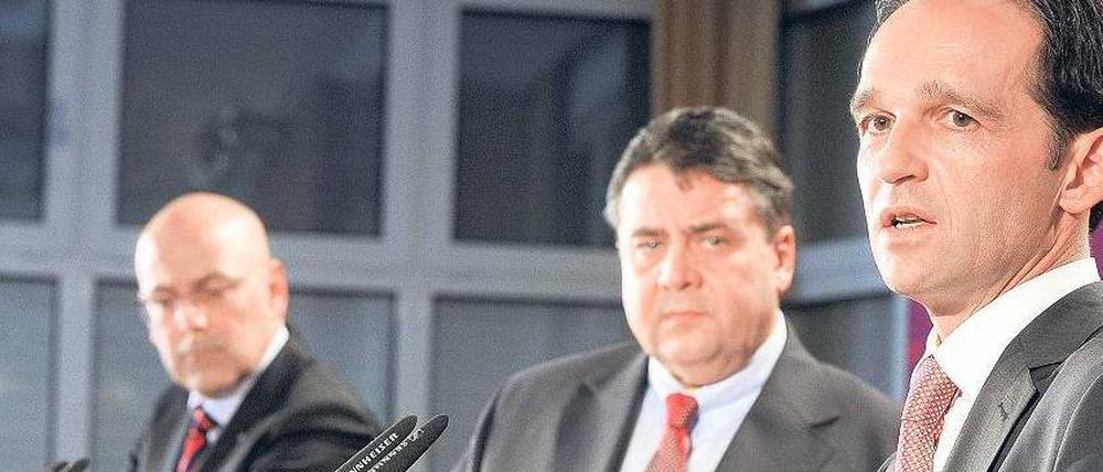 Über die Länder. Der SPD-Vorsitzende Sigmar Gabriel am Montag in Potsdam gemeinsam mit den Spitzenkandidaten bei den anstehenden Landtagswahlen im Saarland, Heiko Maas (rechts), und Schleswig-Holstein, Torsten Albig (links). 