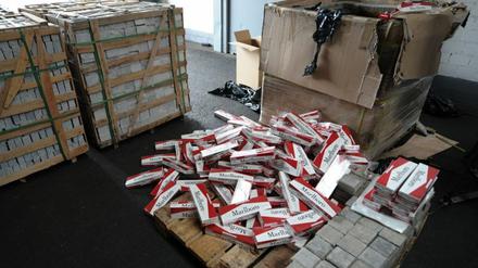 Beschlagnahmte Zigaretten ohne Steuerbanderole. Das Unrechtsbewusstsein der Bürger erodiert.