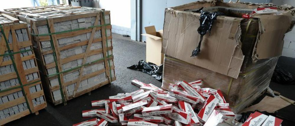 Beschlagnahmte Zigaretten ohne Steuerbanderole. Das Unrechtsbewusstsein der Bürger erodiert.