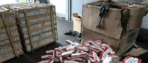 Beschlagnahmte Zigaretten ohne Steuerbanderole. Das Unrechtsbewusstsein der Bürger erodiert.