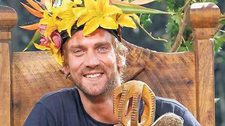 Seine Krone ist inzwischen verwelkt, aber sein Zepter bewahrt Peer Kusmagk, „Dschungelkönig“ 2011, in seiner Kreuzberger Bar auf.
