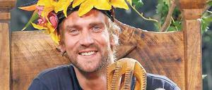 Seine Krone ist inzwischen verwelkt, aber sein Zepter bewahrt Peer Kusmagk, „Dschungelkönig“ 2011, in seiner Kreuzberger Bar auf.