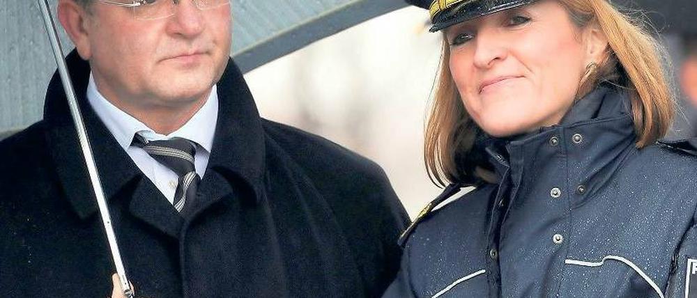 Schirmherr. Die Chemie zwischen Innensenator Henkel und der amtierenden Polizeichefin Koppers scheint zu stimmen. Foto: dpa