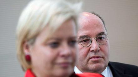 Auch Fraktionschef Gregor Gysi und Parteivorsitzende Gesine Lötzsch werden vom Verfassungsschutz beobachtet.