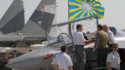 Besucher begutachten das russische Trainingsflugzeug Yak-130 bei einer Flugshow in Zhukovsky, Moskau. 