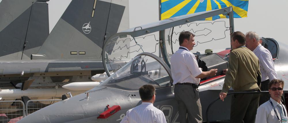 Besucher begutachten das russische Trainingsflugzeug Yak-130 bei einer Flugshow in Zhukovsky, Moskau. 