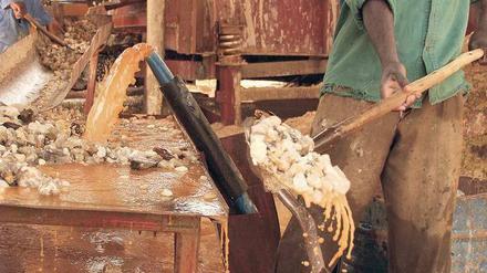 Roher Stoff. Ein Arbeiter sortiert herausgebrochenes Gestein einer Mine. Am Ende bleibt ein Konzentrat des Tantalerzes Coltan übrig, das von der Industrie heiß begehrt ist. 