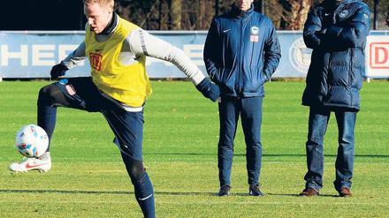 Christian Lell, 28, spielt seit Sommer 2010 für Hertha BSC. Hier übt er unter Beobachtung von Trainer Michael Skibbe (l.) und Manager Michael Preetz. Der aus der Jugend von Alemannia München stammende Verteidiger war zuvor seit 1998 beim FC Bayern, von dem er von 2004 bis 2006 an den 1. FC Köln ausgeliehen wurde. Seine Verpflichtung war nicht unumstritten. Der ehemalige deutsche U-21-Nationalspieler kam in München ein Jahr lang nicht zum Einsatz und hatte zeitweise psychische Probleme. Foto: dapd