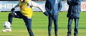 Christian Lell, 28, spielt seit Sommer 2010 für Hertha BSC. Hier übt er unter Beobachtung von Trainer Michael Skibbe (l.) und Manager Michael Preetz. Der aus der Jugend von Alemannia München stammende Verteidiger war zuvor seit 1998 beim FC Bayern, von dem er von 2004 bis 2006 an den 1. FC Köln ausgeliehen wurde. Seine Verpflichtung war nicht unumstritten. Der ehemalige deutsche U-21-Nationalspieler kam in München ein Jahr lang nicht zum Einsatz und hatte zeitweise psychische Probleme. Foto: dapd