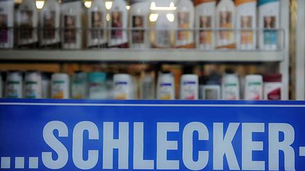 Der Drogerie-Riese Schlecker will sich durch eine Planinsolvenz sanieren - dazu müssen aber die Gläubiger mitspielen.