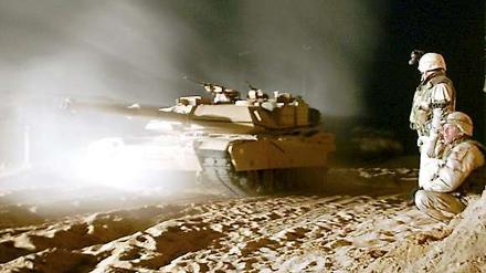 Im Einsatz: US-Soldaten mit Abrams-Panzern vom Typ M1A1 in der Wüste von Kuwait. 
