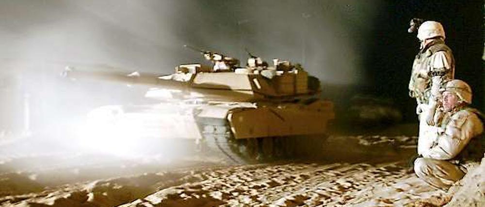 Im Einsatz: US-Soldaten mit Abrams-Panzern vom Typ M1A1 in der Wüste von Kuwait. 