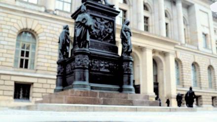 Am Boden. Die Wasserbetriebe sind auch vor dem Parlament präsent. 