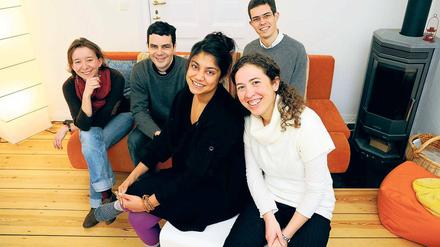 Warmer Empfang. Bei der Gemeinschaft Points-Coeur in Neukölln treffen sich diesmal Suzanne Anel (l.), Pater Jean-Marie Porté und Alexis Dupuy; vorn Lakshmi und Marianne Philibert.
