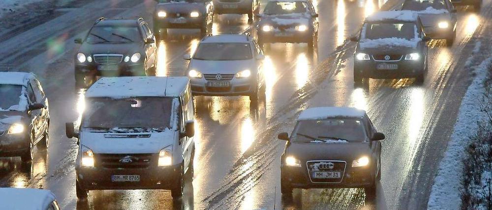 Besonders in der Weihnachtszeit kommt es zu langen Staus. Autofahrer müssen Geduld mitbringen.