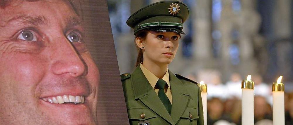 Mit einem Trauergottesdienst gedachten nach dem Mord zahlreiche Menschen in Augsburg des erschossenen Polizisten. 