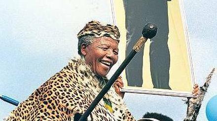 Übervater. Nelson Mandela, hier 1994, gilt bis heute als die größte moralische Institution Südafrikas. Heute lebt der 93-Jährige völlig zurückgezogen in seinem Geburtsort und wird am Festakt vermutlich nicht teilnehmen.