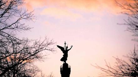 Rosige Aussichten? Auf keinen Fall. Die beiden Sturmtiefs haben Berlin zwar weitgehend von Sachschaden verschont, doch zum Wochenende ist nicht mit Sonnenschein oder dauerhaft romantischer Abendstimmung zu rechnen. Immerhin, Victoria dürfte auf der Siegessäule sicher stehen: Es soll weniger windig werden. Foto: dapd