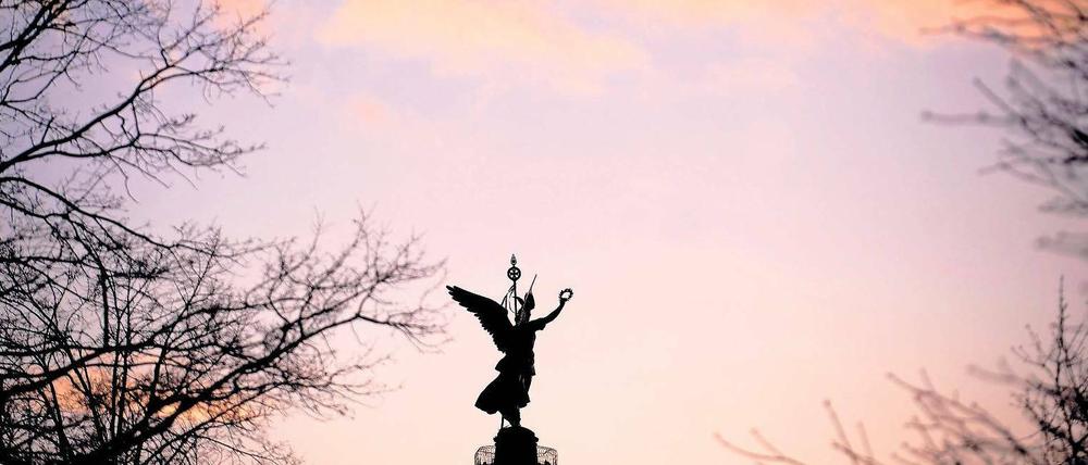 Rosige Aussichten? Auf keinen Fall. Die beiden Sturmtiefs haben Berlin zwar weitgehend von Sachschaden verschont, doch zum Wochenende ist nicht mit Sonnenschein oder dauerhaft romantischer Abendstimmung zu rechnen. Immerhin, Victoria dürfte auf der Siegessäule sicher stehen: Es soll weniger windig werden. Foto: dapd