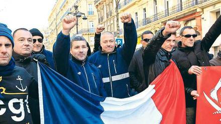 Protest mit Trikolore. Mitglieder der Gewerkschaft CGT gingen am Mittwoch in Marseille gegen die Sparmaßnahmen der französischen Regierung auf die Straße.
