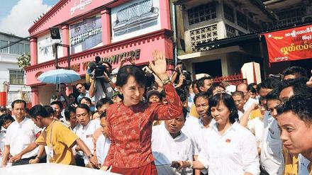 Ungebrochene Verehrung: Wenn sich Aung San Suu Kyi in der Öffentlichkeit zeigt, wie hier am Unabhängigkeitsfeiertag Birmas in der vergangenen Woche vor der Zentrale ihrer Partei in Rangun, dann ist sie schnell von begeisterten Anhängern umringt. 