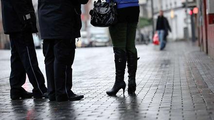 Gefährlicher Job. Prostituierte, die Opfer von Gewalttätern werden, wenden sich oftmals nicht an die Polizei. 