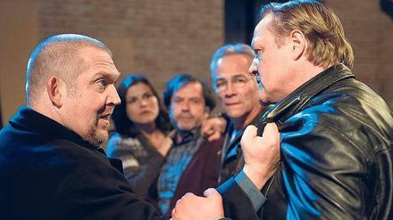 Wir treffen uns später am Rhein. Die Ermittlungen gehen dem Kölner Hauptkommissar Freddy Schenk (Dietmar Bär, l.) sehr an die Nerven. Kollege Max Ballauf (Klaus J. Behrendt, im Hintergrund) schaut sich das lieber mal aus der Ferne an. Foto: WDR