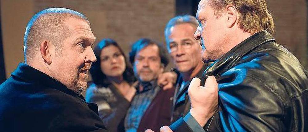 Wir treffen uns später am Rhein. Die Ermittlungen gehen dem Kölner Hauptkommissar Freddy Schenk (Dietmar Bär, l.) sehr an die Nerven. Kollege Max Ballauf (Klaus J. Behrendt, im Hintergrund) schaut sich das lieber mal aus der Ferne an. Foto: WDR