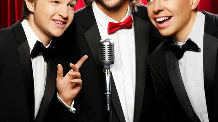 Neues Trio. Ashton Kutcher (M.) ist der neue Mann in der WG mit Jake Harper (Angus T. Jones, l.) und Alan Harper (Jon Cryer). 