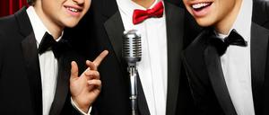 Neues Trio. Ashton Kutcher (M.) ist der neue Mann in der WG mit Jake Harper (Angus T. Jones, l.) und Alan Harper (Jon Cryer).