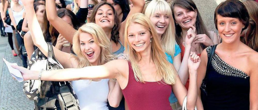 Holt mich hier raus – ich bin ein Star. Deutschland steht nicht gerne Schlange, es sei denn, es winkt die Teilnahme an einer Castingshow. Dann wird gelitten. Foto: dpa