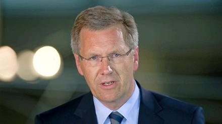 Wulff bleibt weiter unter Druck. Schuld ist seine fehlende politische Intelligenz, sagen Beobachter.
