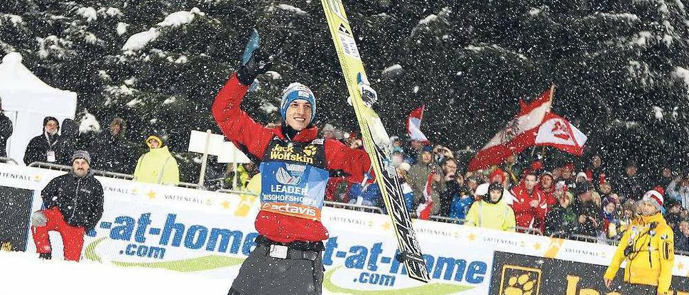Party im Schnee. Der Österreicher Gregor Schlierenzauer feiert mit seinen Fans in Bischofshofen den Sieg bei der Vierschanzentournee. 