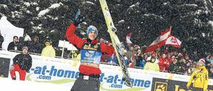 Party im Schnee. Der Österreicher Gregor Schlierenzauer feiert mit seinen Fans in Bischofshofen den Sieg bei der Vierschanzentournee.