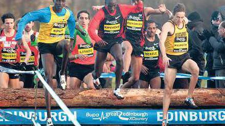 Ungewohntes Bild. Kenenisa Bekele (Zweiter von rechts) läuft hinterher. Foto: AFP