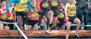 Ungewohntes Bild. Kenenisa Bekele (Zweiter von rechts) läuft hinterher. Foto: AFP