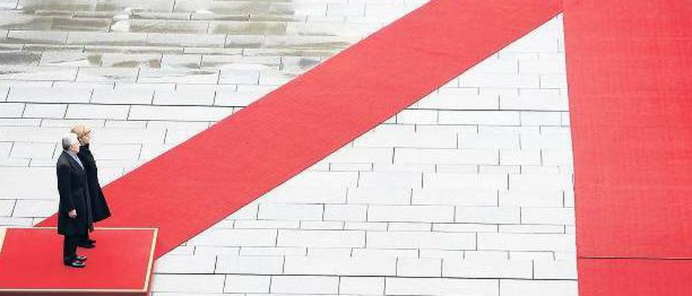 Militärische Ehren. Kanzlerin Merkel und Italiens Regierungschef Monti betrachten im Hof des Kanzleramtes eine militärische Ehrenformation.