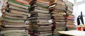 Aktenberge im Gericht